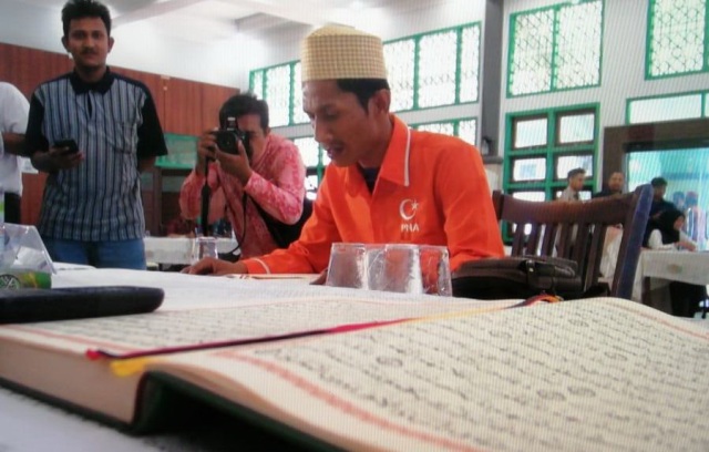 ILUSTRASI. Salah seorang bacaleg sedang mengikuti uji tes baca Al-Quran yang dilaksanakan KIP Aceh, di Asrama Haji Banda Aceh. (Foto/Dani Randi)
