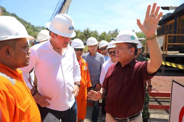 irwandi-3 Gubernur Irwandi Yusuf saat mengunjungi salah satu proyek pembangkit listrik (Geothermal0 di Aceh. (Foto/Ist)