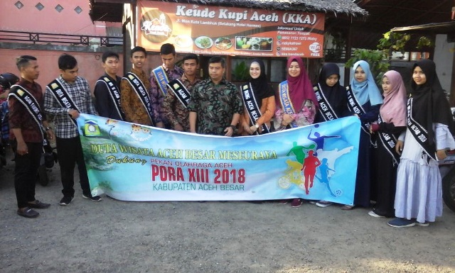 Usai melaunching dukungan terhadap PORA XIII-2018, para duta wisata Aceh Besar berfoto bersama Sekum PP-PORA, T. Dasya K. Putra (tengah). (Foto/Ist)