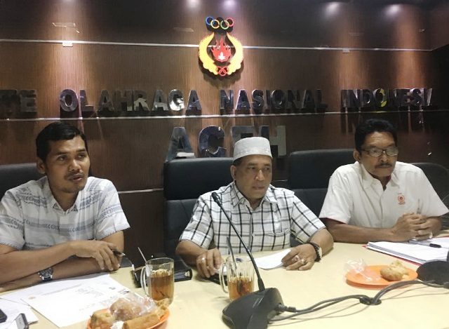 pora-1 Ketua Harian KONI Aceh, Kamaruddin Abubakar (Abu Razak), Wakil Ketua Baktiar Hasan dan Sekum KONI Aceh, M.Nasir Syamaun menjelaskan soal tuan rumah PORA 2022 di KONI Aceh, Senin (02/07/2018). (Foto/Aldin NL)