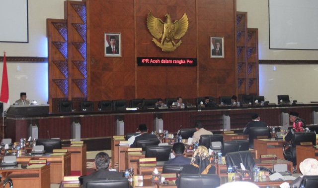 Suasana sidang lanjutan paripurna interpelasi Gubernur Aceh, di gedung dewan setempat, Senin (2/07/2018). (Foto/Gito Rolis)