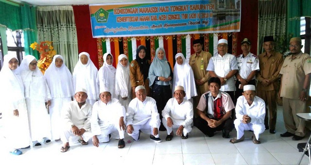 Para jamaah calon haji Aceh Singkil, bersama Kepala Kemenag dan pejabat lainnya usai pembukaan Manasik Haji, Selasa (24/7/2018). (Foto/Arief Helmy)