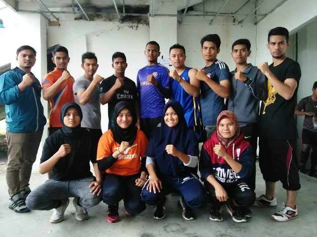thai Para atlet muaythai putra dan putri Aceh Besar yang dipersiapkan ke PORA XIII/2018 diapit pelatihnya, Maskur (kiri) dan Syahrul (kanan) usai mengikuti tes fisik di Stadion Mini Unsyia, Minggu (29/7/2018). (Foto/Ist)