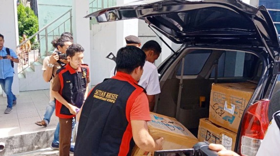 Penyidik Kejati Aceh yang berjumlah 14 orang dengan menggunakan rompi khusus Kamis (2/8/2018), menggeledah sejumlah ruangan dan membawa dokumen dari Kantor Kanwil Kementerian Agama Provinsi Aceh. (Foto/Gitorolis)