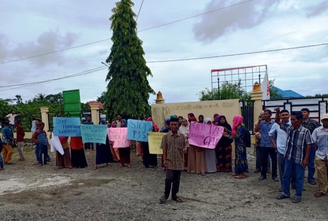 Warga Desa Palimbungan dan Desa Pasi Meugat, Kecamatan Kaway XVI, Aceh Barat, Kamis siang (9/8/2018) menggelar aksi unjukrasa di depan kantor camat menolak penempatan pejabat sementara kepala desa. (Foto/Dedi)