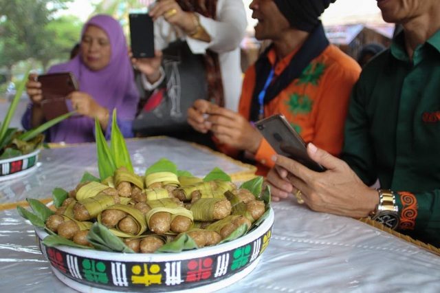 WhatsApp Image 2018-08-10 at 09.29.54 Gutel, salah satu makanan khas Gayo sejenis kue, yang merupakan peninggalan nenek moyang. (Foto/Ist)