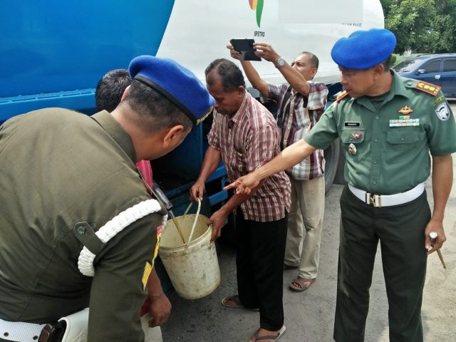 WhatsApp Image 2018-08-15 at 17.23.32 copy Dandenpom IM/1 Lhokseumawe Letkol Cpm Suharto menunjukkan truk tanki muatan 6000 liter atau 18 ton solar yang diduga ilegal ditangkap di kawasan Krueng Geukuh, Rabu (15/8/2018). (Foto/Zainuddin Abdullah)