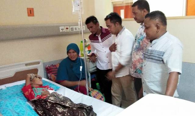 WhatsApp Image 2018-08-15 at 18.07.47 Anggota Komisi D DPRK Pidie dipimpin Samsul Bahri A.Wahab melihat langsung kondisi TM Helmi Stansyah yang sedang dirawat di ruang Arafah I Kamar No 6 RSUD Zainoel Abidin, Banda Aceh. Selasa (14/8/2018). (Foto/Muhammad Riza)