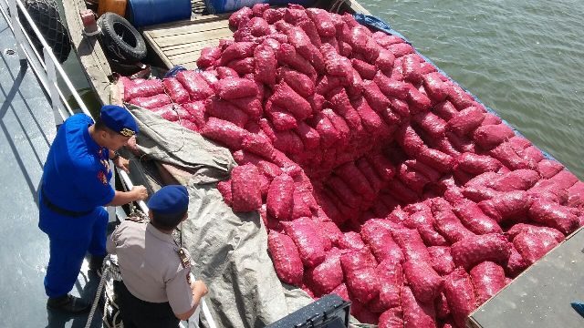 WhatsApp Image 2018-08-15 at 20.57.39(1) Kapal JB yang bermuatan bawang ilegal kini diamankan di Pelabuhan Kuala Langsa, Rabu (15/8/2018). (Foto/dede)