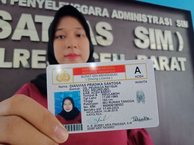 WhatsApp Image 2018-08-16 at 14.59.14 Salah seorang warga memperlihatkan SIM gratis yang diberikan oleh Satlantas Polres Aceh Barat dalam rangka memperingati Hari Kemerdekaan Republik Indonesia ke-73 tahun di Meulaboh, Kamis (16/8/2018). (Foto/Dedi Iskandar).