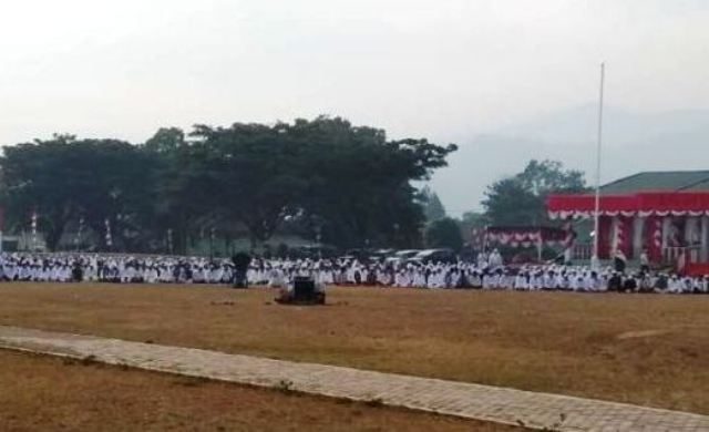 WhatsApp Image 2018-08-16 at 17.39.41 Ribuan masyarakat menggelar shalat Istisqa berjamaah bersama Bupati Muhammad Amru di Lapangan Pancasila, Blangkejeren, Kamis (16/8/2018). (Foto/Jasvira)