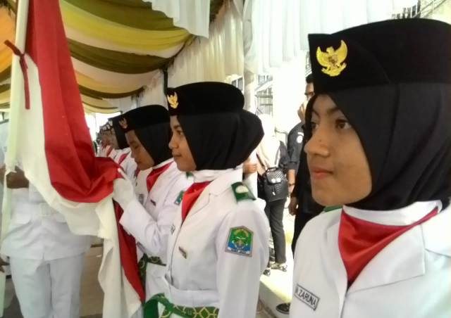 WhatsApp Image 2018-08-16 at 19.41.08 Petugas pengibar bendera (Paskibra) Aceh Jaya mencium bendera merah putih saat pengukuhan di pendopo bupati setempat di Calang, Kamis sore (16/8/2018). (Foto/Dedi Iskandar).
