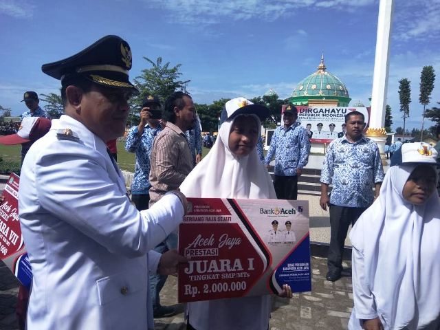 WhatsApp Image 2018-08-17 at 18.21.27 Bupati Aceh Jaya Teuku Irfan TB memberikan hadiah kepada pelajar SMP yang berprestasi usai acara peringatan HUT RI ke-73 tahun di Calang, Jumat (17/8/2018). (Foto/Dedi Iskandar).