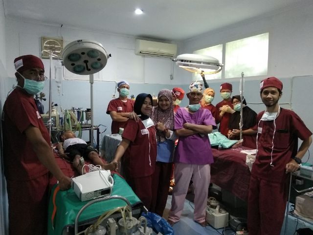 WhatsApp Image 2018-08-19 at 15.06.15 Para dokter dan petugas medis RS Malahayati Banda Aceh sebelum melaksanakan operasi bibir sumbing, hidung dan celah langit terhadap tiga bocah asal Aceh Barat yang dilaksanakan Minggu (19/8/2018). (Foto/Ist)