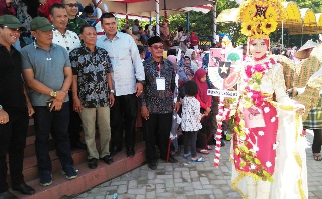 WhatsApp Image 2018-08-19 at 15.36.56 Wali Kota Suaidi Yahya, didampingi Dandim 0103/Aceh Utara Letkol Kav Fadjar WB saat melepas perserta karnaval menyambut HUT ke-73 RI, Sabtu (18/8/2018) di lapangan Hiraq. (Foto/Zainal Abidin)
