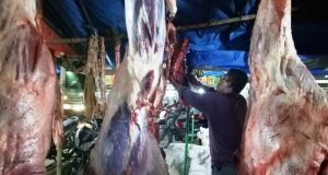 Para pedagang daging sapi tampak membuka lapaknya di salah satu pasar di Bireuen, Aceh. (Foto/Abdul Mukthi Hasan)