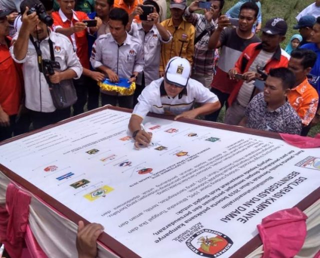 42414538_1969577296482412_746123982108884992_n Deklarasi ini ditandai dengan pengucapan ikrar bersama dan menadatangani prasasti Pemilu Damai Aceh Singkil, dengan motto; Anti Hoax dan SARA, di lapangan Daulat Kecamatan Singkil. (Foto/Ist)