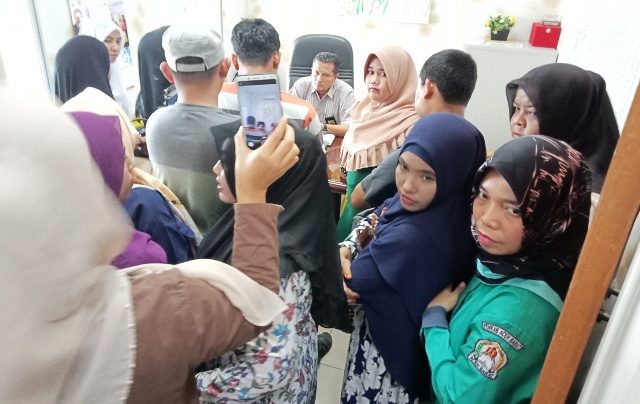 WhatsApp Image 2018-09-02 at 09.34.12 Perwakilan perawat yang melancarkan protes diterima Kabid Keperawatan RSUD Cut Nyak Dhien Meulaboh, Aceh Barat, saat berlangsungnya mogok massal untuk menolak pemberian upah sebesar Rp1 juta/orang/bulan, Sabtu (1/9/2018). (Foto/Dedi Iskandar)