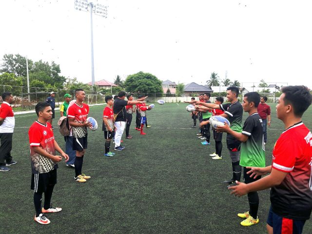 WhatsApp Image 2018-09-05 at 19.22.15 Pelatih Kepala Timnas Rugby Union Indonesia, Mr.George Wilson, didampingi pelatih fisik Timnas Rugby Union Indonesia, Hanafi Ramadhani, memberi training singkat kepada tim rugby Aceh. (Foto/Ist)