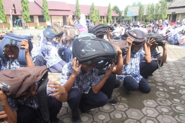 WhatsApp Image 2018-09-05 at 23.24.43 Ratusan pelajar SMP di Meulaboh, Aceh Barat, mengikuti simulasi penyelamatan saat terjadinya gempa bumi dalam kegiatan yang diselenggarakan BPBD setemat, Senin (5/9/2018). (Foto/Dedi Iskandar).