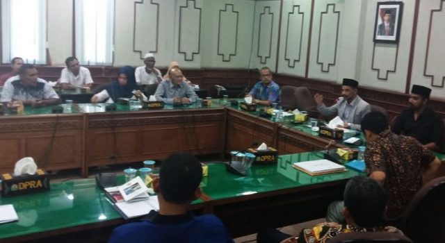 WhatsApp Image 2018-09-07 at 00.29.24 Komisi I DPRA ketika menggelar rapat penyelesaian harga tanah untuk jalan tol Banda Aceh - Sigli, bersama KJPP, BPN dan masyarakat pemilik lahan. (Foto/Gitorolis)