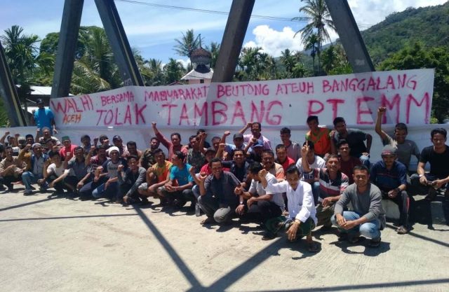 WhatsApp Image 2018-09-08 at 15.36.59 Ratusan warga di Kemukiman Beutong Ateuh, Kecamatan Beutong Ateuh Banggalang, Kabupaten Nagan Raya, Sabtu siang (8/9/2018) menggelar aksi unjukrasa menolak kehadiran sebuah perusahaan tambang emas. (Foto/Dedi Iskandar)