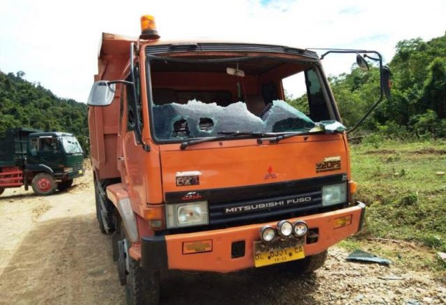 WhatsApp Image 2018-09-16 at 16.21.55(1) Truk milik PT WMM rusak parah setelah terjadinya amuk massa di lokasi galian C di kawasan Desa Meudang Ghon, Kecamatan Indra Jaya, Aceh Jaya. (Foto/Ist)