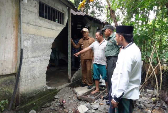 WhatsApp Image 2018-09-18 at 06.22.34 Camat Seunagan Timur, Saiful Bahri, bersama Kades dan Babinsa Danramil melihat langsung rumah Kamaruddin yang dirusak kawanan gajah, Senin (17/9/2018). (Foto/ Muji Burrahman)