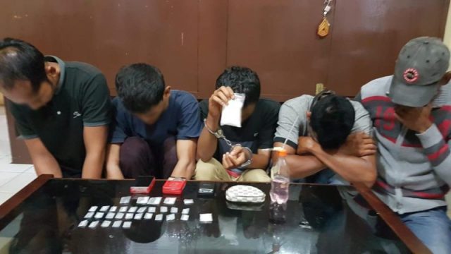 WhatsApp Image 2018-09-19 at 16.42.37 Satuan Resnarkoba Polresta Banda Aceh menangkap lima pelaku penyalahguna sabu, di tiga lokasi berbeda di kota Banda Aceh. (Foto/Ist)