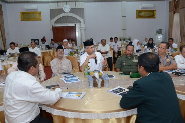 WhatsApp Image 2018-09-19 at 18.20.13 PLT Gubernur Aceh, Nova Iriansyah, mengikuti rapat membahas vaksin MR dengan pihak MPU dan dinas terkait lainnya, Rabu (19/9/2018). (Foto/Ist)