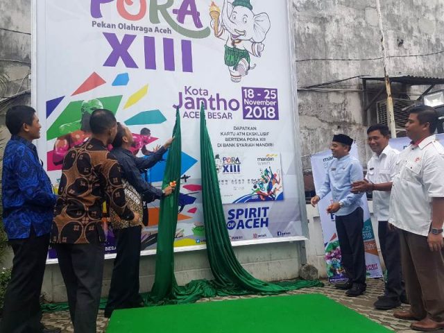 WhatsApp Image 2018-09-20 at 05.00.53 Ketua Umum Panitia PORA XIII Aceh Besar, Iskandar dan Manager Area BSM Aceh, Ismul Fahri, membuka selubung billboad PORA di kantor BSM Aceh di Banda Aceh, Rabu (19/9/2018). (Foto/Ist)
