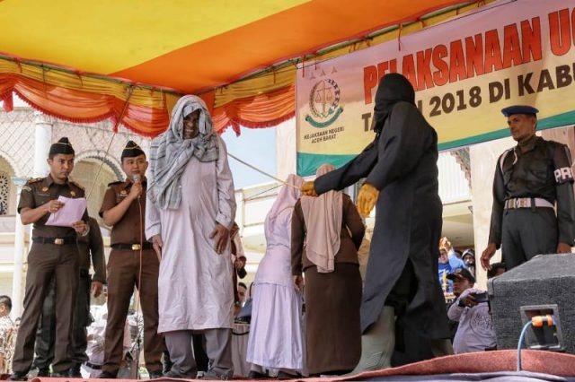 Kesakitan, Eksekusi Cambuk Terpidana Pelanggar Qanun Ditunda | Waspada Aceh