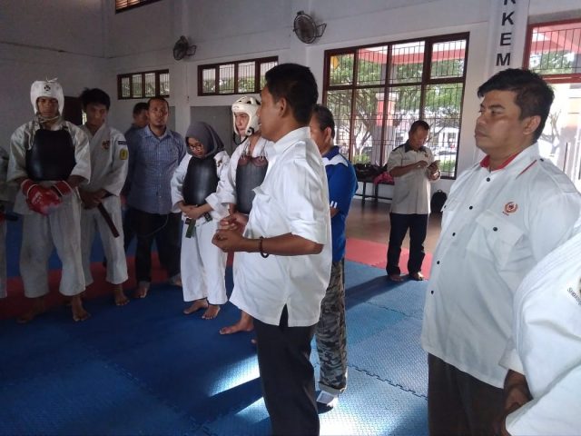 WhatsApp Image 2018-09-21 at 17.51.25 Wakil Ketua Tim Pelatda PORA XIII Aceh Besar, Ridwan Jamil, memberikan pengarahan saat meninjau latihan cabang Kempo di Stadion Harapan Bangsa, Lhong Raya, Banda Aceh, Rabu sore (19/9/2018). (Foto/Ist)