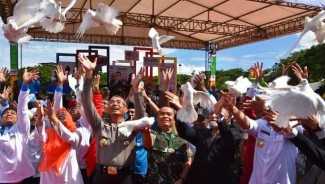 WhatsApp Image 2018-09-23 at 17.20.46 Para peserta Pemilu 2019 dan unsur Forkopimda Aceh melakukan pelepasan burung merpati putih secara bersama, sebagai simbol kedamaian. (Foto/Ist)