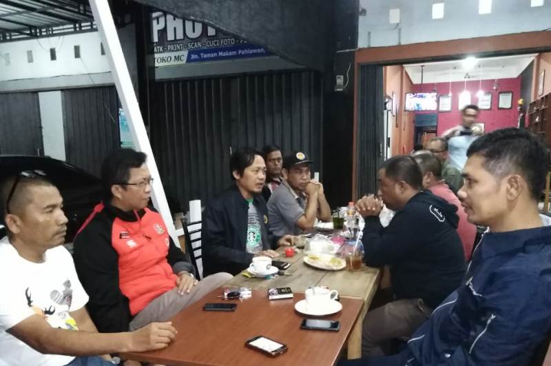Ketua Pengprov Percasi Aceh yang juga Ketua Panitia Kejurnas Catur, Aldin NL, bersama unsur panitia, mengadakan rapat dengan Sekum KONI Aceh, M Nasir Syamaun di ROA Cafe, baru-baru ini. (Foto/Ist)