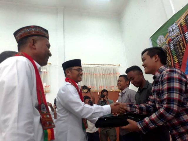 WhatsApp Image 2018-09-26 at 13.05.20 Wakil Bupati Agara, Bukhari, memberikan training kit dan tas bagi peserta pelatihan pengembangan pariwisata di Aula Bappeda setempat pada Rabu (26/9/2018). Kegiatan ini merupakan program Dinas Kebudayaan dan Pariwisata Aceh. (Foto/Abadi Selian)