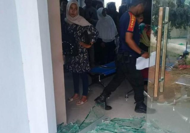 WhatsApp Image 2018-09-28 at 17.33.46 Aktifitas pelayanan di kantor Disdukcapil Pidie tetap berjalan normal, kendati ada warga yang mengamuk karena kecewa dengan pelayanan, Jumat (28/9/2018). (Foto/Muhammad Riza)