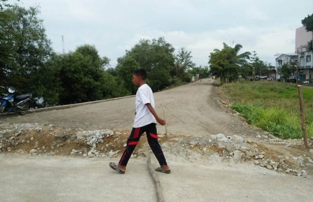 WhatsApp Image 2018-09-30 at 15.22.27 Pembangunan jalan T. Muhammad Said di lokasi bekas Cunda Plaza, Lhokseumawe, merupakan salah satu dari 12 paket proyek DOKA 2018, kini baru selesai pengerasan. (Foto/Zainuddin Abdullah)