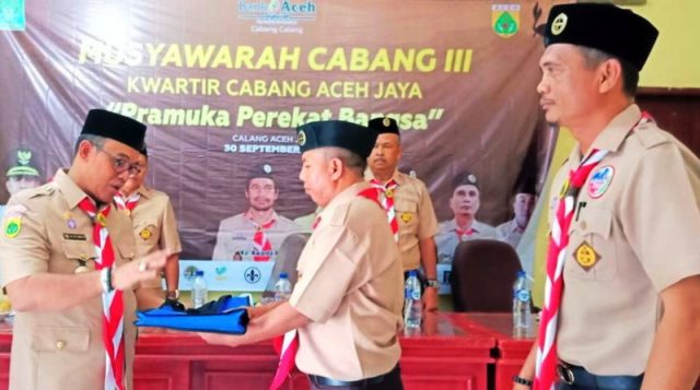 WhatsApp Image 2018-09-30 at 17.07.46 Bupati Aceh Jaya HT Irfan TB menyerahkan alat tulis usai membuka Musyawarah Cabang ke-3 Pramuka, berlangsung di Aula Dinas Pendidikan di Calang, Minggu (30/9/2018). (Foto/Dedi Iskandar)