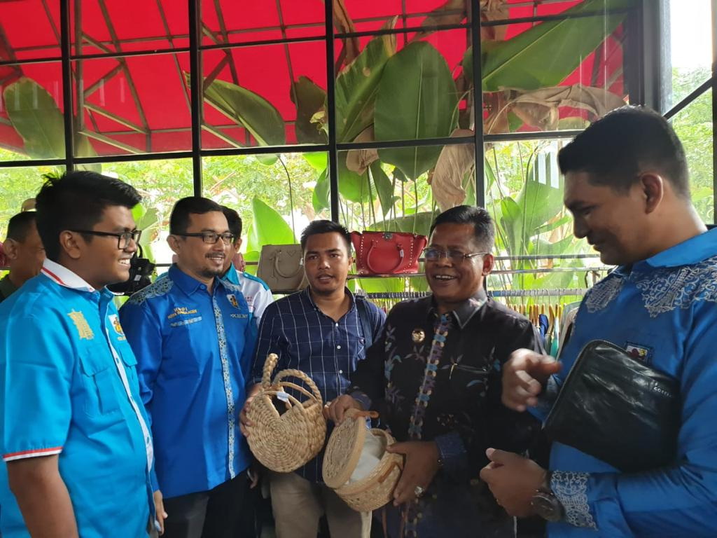 Wali Kota Aminullah melihat produk kerajinan tangan dalam rangka membangkitkan ekonomi kreatif di kota Banda Aceh, Sabtu (15/9/2018). (Foto/Ist)