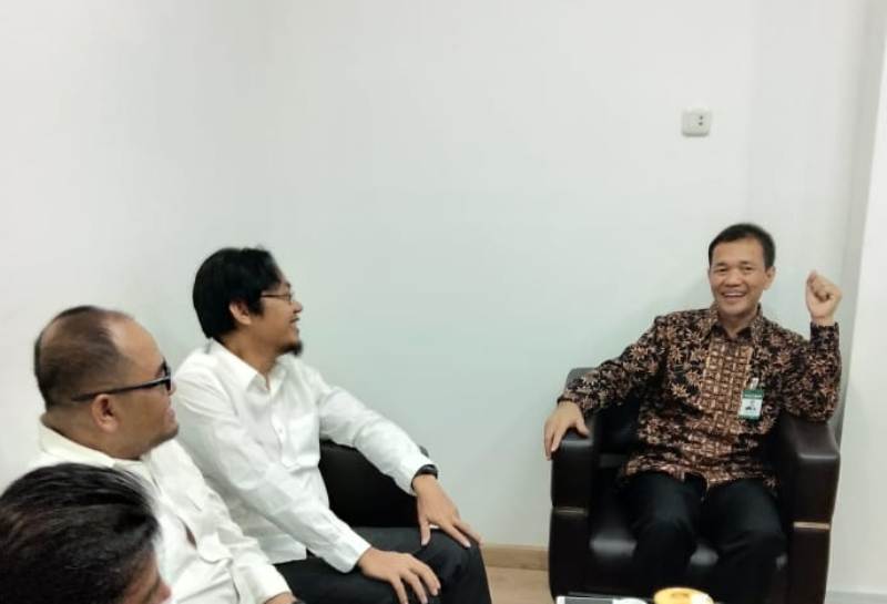 Haizir Sulaiman, Plt Dirut Bank Aceh Syariah, menerima kunjungan silaturrahmi Plt Ketua PWI Aceh Aldin NL dan Wakil Ketua PWI Antarlembaga Mohsa El Ramadan, Jumat (21/9/2018). (Foto/KBA.ONE)