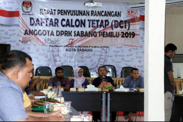 kba Ketua KIP Kota Sabang Azman didampingi Komisioner KIP lainnya sedang menjelaskan tentang Putusan Mahmakah Agung RI untuk kemenangan Aprizal Bakri. (Foto/KBA.ONE)