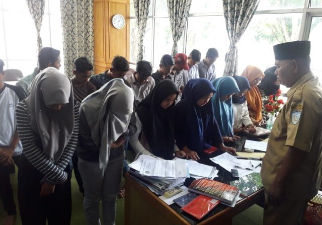 murid Kepala Dinas Syariat Islam Kota Langsa, H.Ibrahim Latif, Senin (3/9/2018) di kantornya, saat memberikan nasihat kepada para pelajar yang terjaring saat karaoke di salah satu cafe di Langsa. (Foto/Dede)