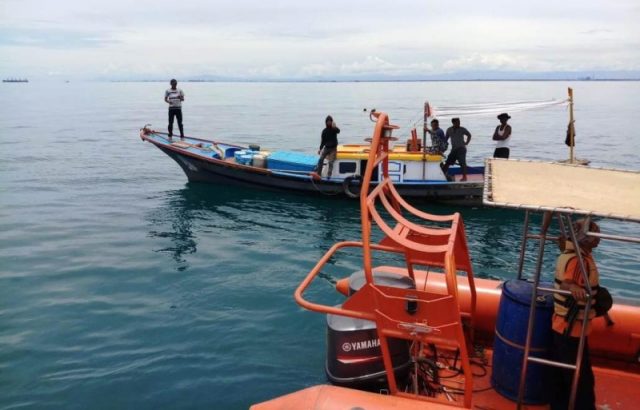 nelayan Relawan dari SAR Meulaboh, Tagana, RAPI, serta kalangan nelayan melakukan pencarian korban tenggelam di laut di kawasan perbatasan antara Aceh Barat dengan Nagan Raya. (Foto/Dedi Iskandar)