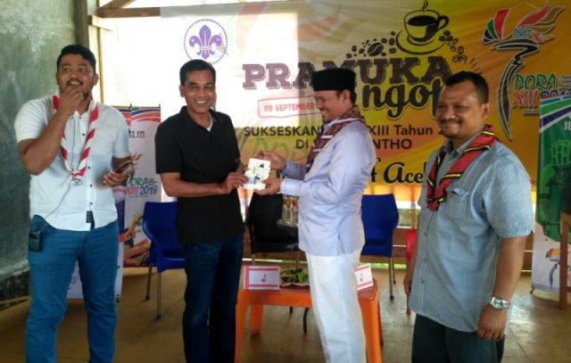 pora-1 Bupati Aceh Besar Ir Mawardi Ali menyerahkan secara simbolis stiker PORA sebagai salah satu media promosi PORA XIII 2018 kepada Ketua Kwartir Pramuka Aceh Besar Dr Syamsulrizal, MKes, Minggu pagi (9/9/2018). (Foto/Ist)