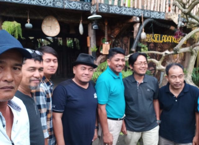 seladang Said Mukarram (kaos biru muda) bersama para pemimpin media dan wartawan, usai menikmati kopi di Cafe Seladang, Bener Meriah. (Foto/Ist)