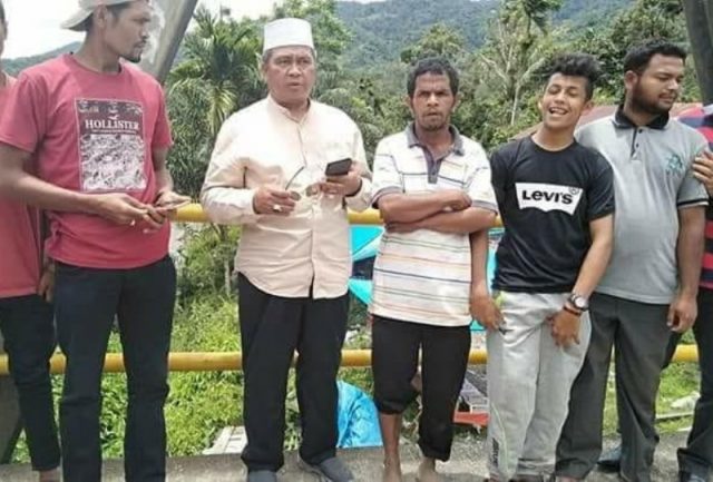 tambang-1 Bupati Aceh Barat H Ramli MS (berpeci) berbicara dengan warga Beutong Ateuh Banggalang, Nagan Raya, saat melintasi kawasan pedalaman ini. (Foto/ist)