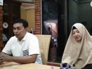 Korban Erawati didampingi suaminya, Efendi, saat memberi keterangan di Kantor YARA, Banda Aceh, Selasa (9/10/2018). (Foto/Ist)