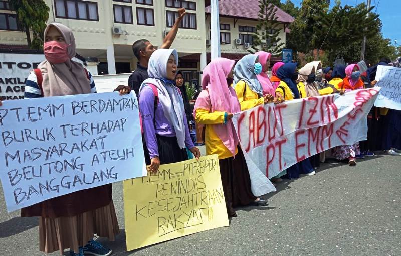 Mahasiswa yang tergabung dalam Aksi Mahasiswa untuk Generasi Beutong Ateuh Banggalang (AM-GBAB) melancarkan aksi unjukrasa di depan Gedung DPRK Aceh Barat di Meulaboh, guna menuntut pencabutan izin produksi dan operasional PT EMM, Senin (15/10/2018). (Foto/Dedi Iskandar)