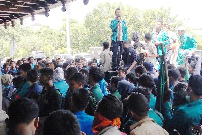 Para mahasiswa menuntut Plt Gubernur Aceh untuk menghentikan beroperasinya PT EMM, perusahaan tambang emas. (Foto/Gitorolis)